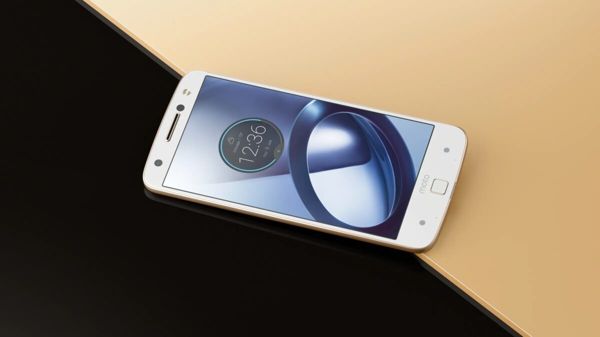 Смартфон Moto с большим экраном и тонким корпусом