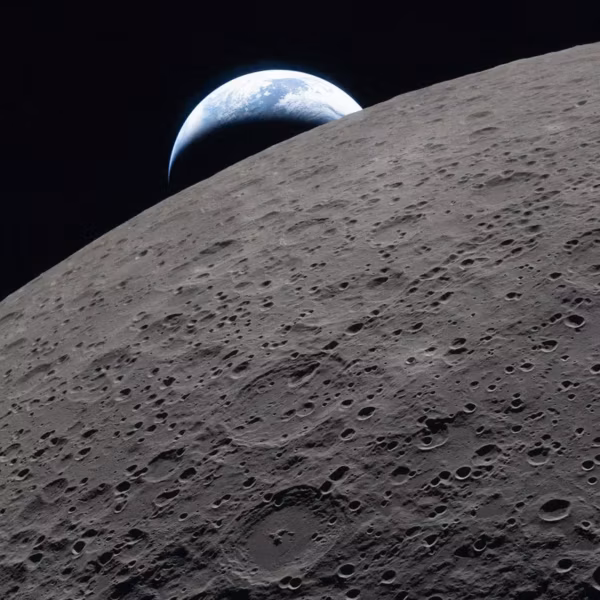 Луна и Земля на фоне космоса с кратерами