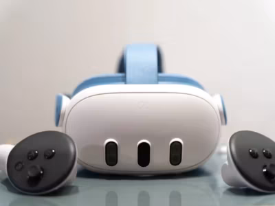 VR-шлем Meta Quest 3 с двумя контроллерами