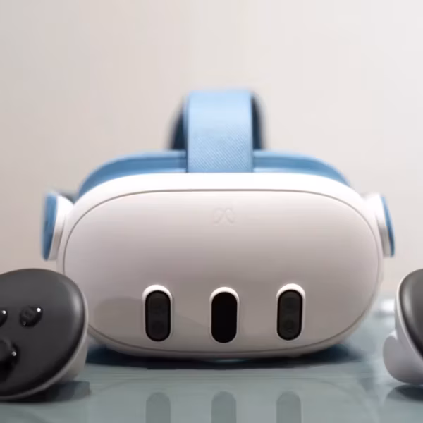 VR-шлем Meta Quest 3 с двумя контроллерами