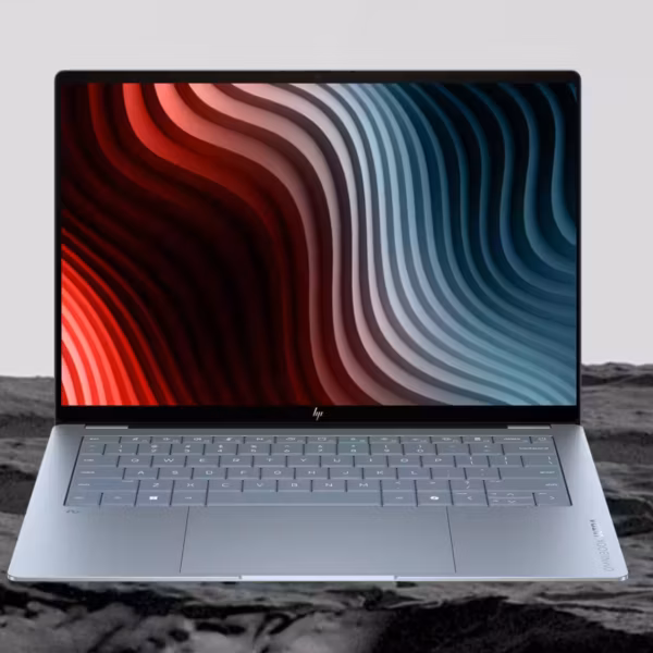 Ноутбук HP OmniBook Ultra 14 на фоне лунного пейзажа