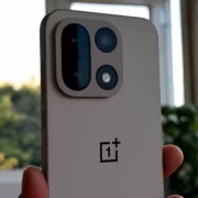 смартфон OnePlus 16 с тремя камерами