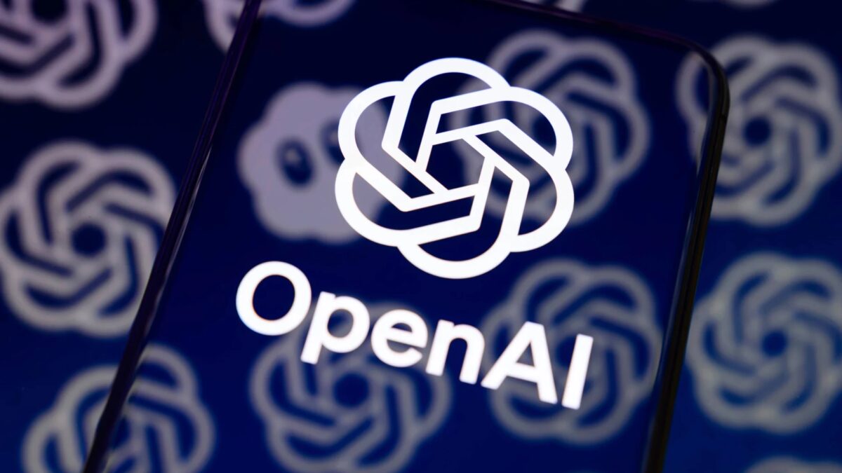 Логотип OpenAI на мобильном устройстве. В центре изображение логотипа и название OpenAI