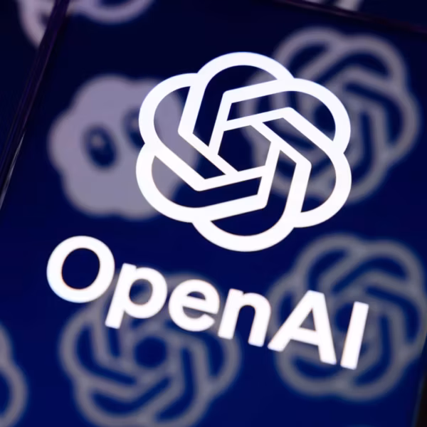 Логотип OpenAI на мобильном устройстве. В центре изображение логотипа и название OpenAI