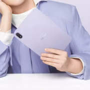 человек держит планшет Oppo Pad Mini слайдер