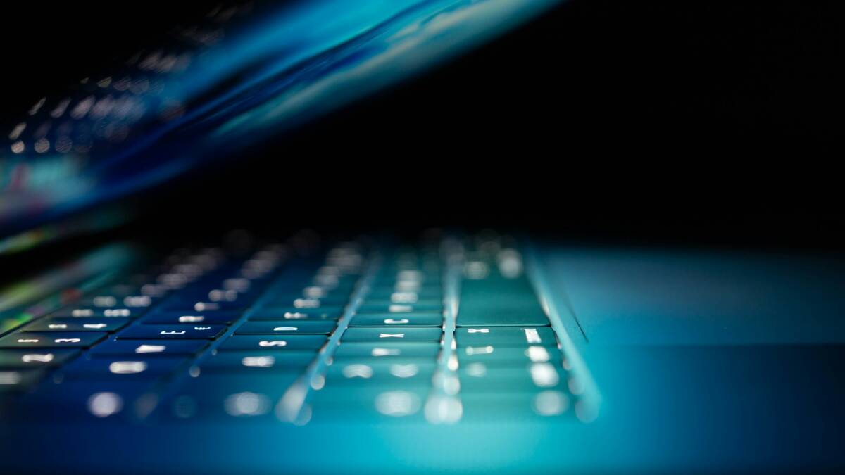 Клавиатура ноутбука с подсветкой, cybersecurity 2026
