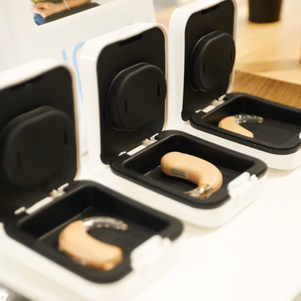 удалённые слуховые аппараты Нота в кейсах