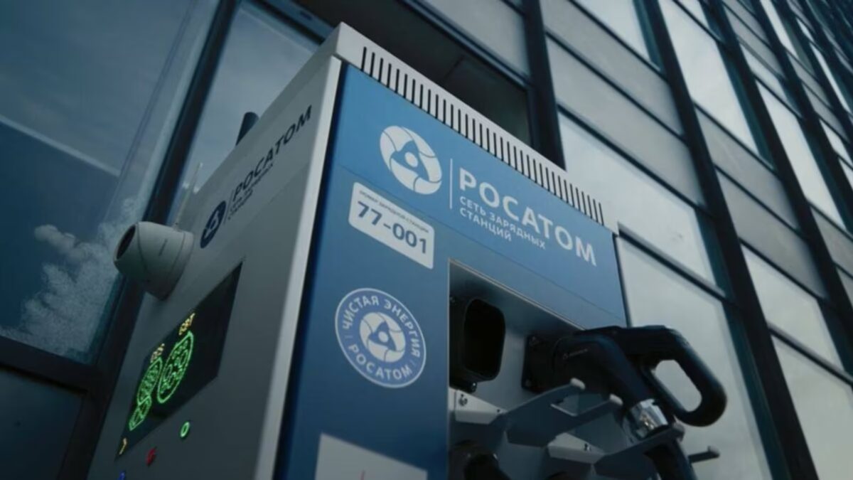Зарядная станция Росатом для электромобилей у стеклянного здания