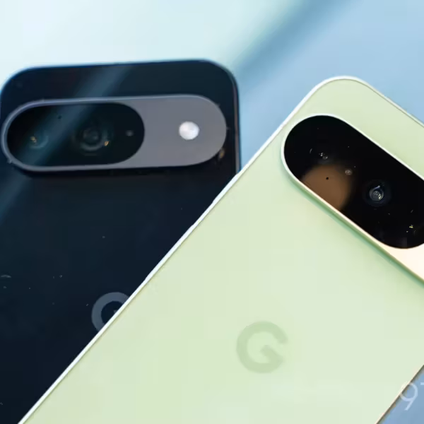 Два смартфона Pixel с камерой и логотипом Google