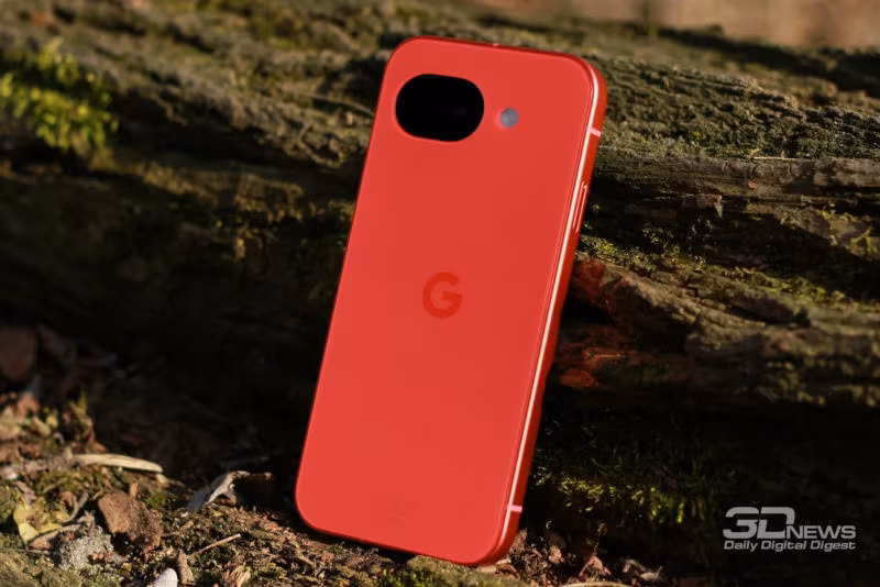Красный смартфон Google Pixel 7a на земле