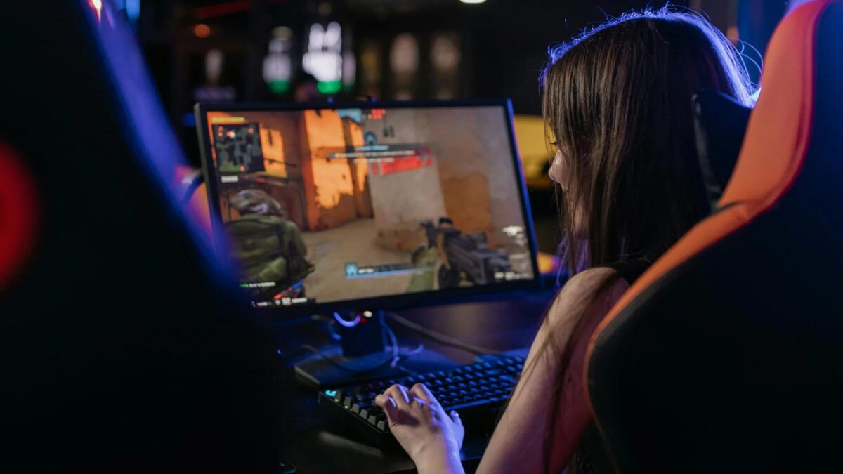 игрок за компьютером с монитором TCL игровой монитор 640 Гц