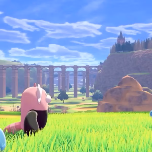 Игровой персонаж Pokémon с голубым шариком на газоне низа изумрудного поля