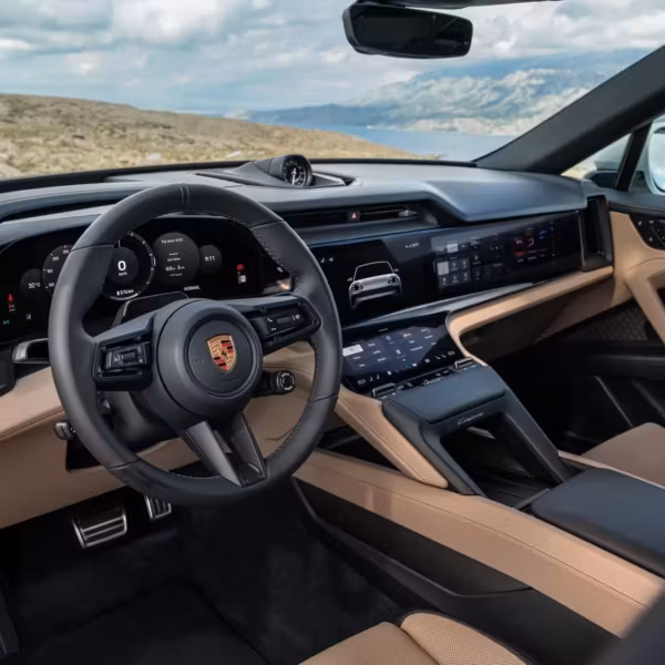 Интерьер Porsche Cayenne Coupe электромобиль приборная панель