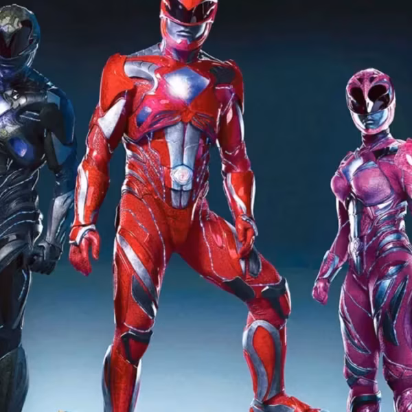 Команда Power Rangers в ярких костюмах и шлемах