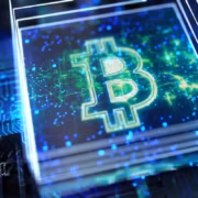 Цифровой блок с символом биткоина и схемами