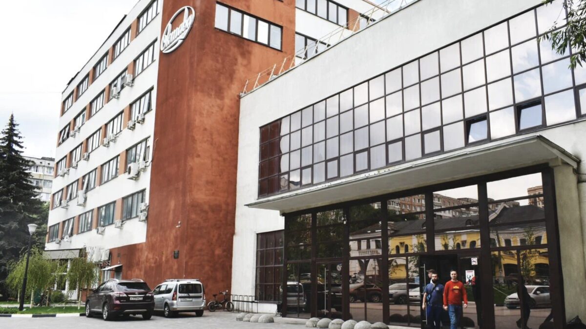 люди у входа в здание «Октава ДМ»