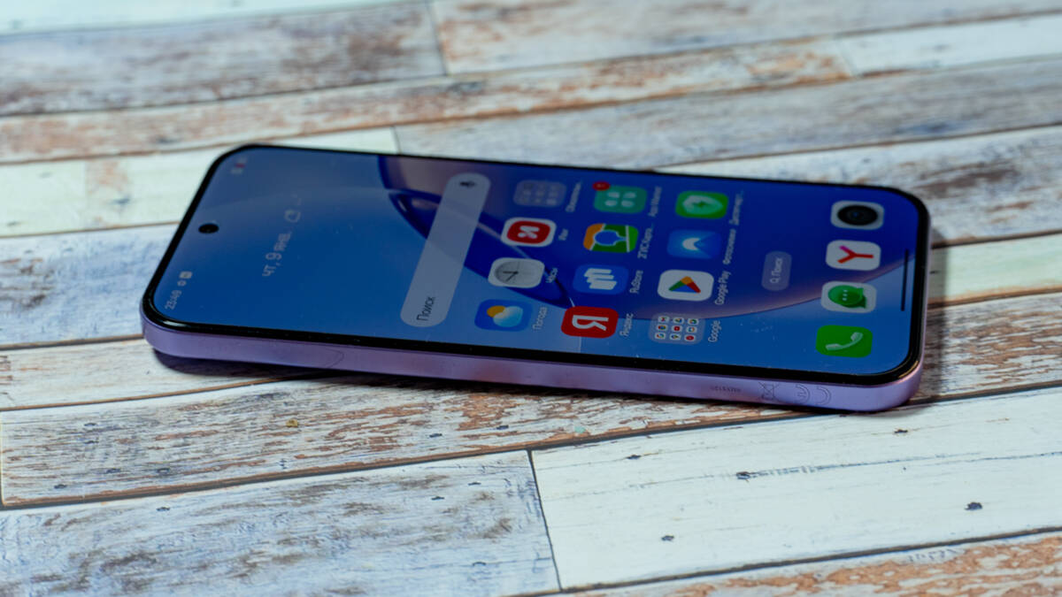 Смартфон realme 16 Pro 5G на деревянном столе