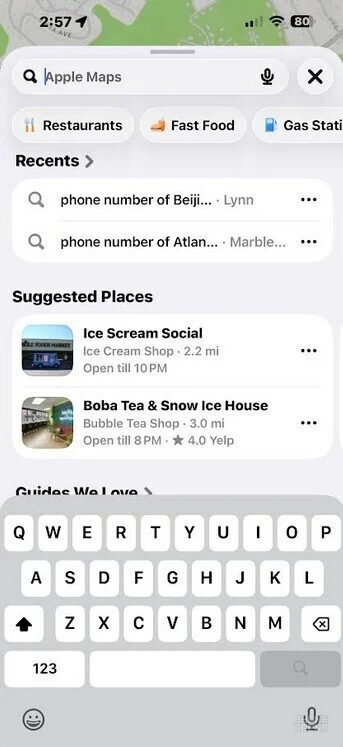 Экран Apple Maps на iPhone с поиском ресторанов и быстрым доступом