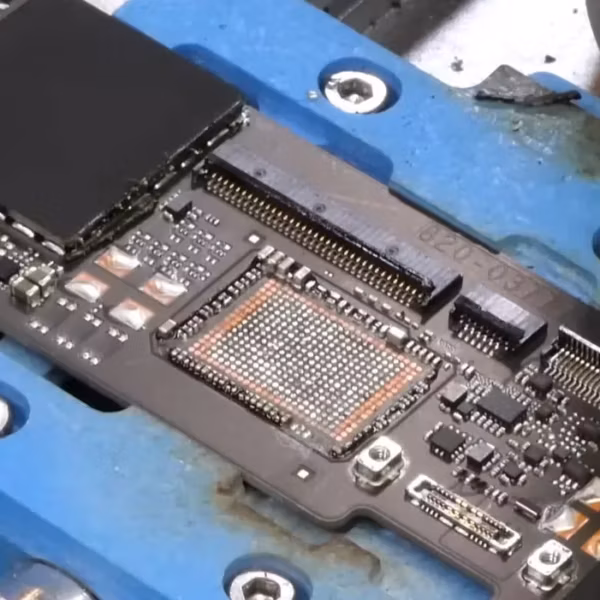 Плата MacBook Neo с разъемом для NAND