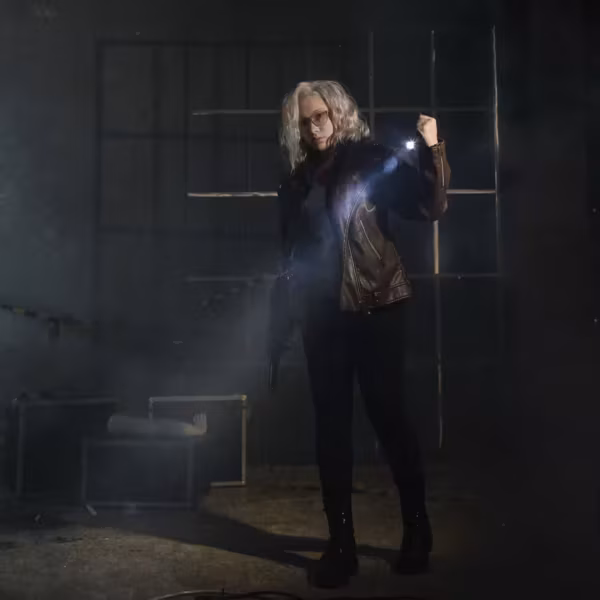 Косплей Грейс Эшкрофт из Resident Evil Requiem в темной студии