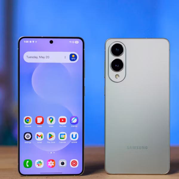 смартфон Samsung Galaxy S21 и Galaxy S21 на столе