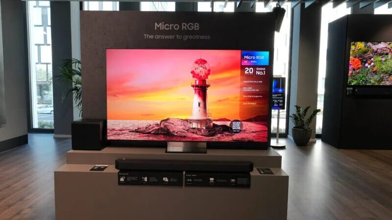 Samsung Micro RGB-телевизор R95H на стенде в магазине