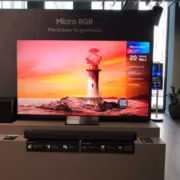 Samsung Micro RGB-телевизор R95H на стенде в магазине
