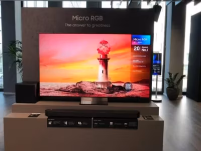 Samsung Micro RGB-телевизор R95H на стенде в магазине