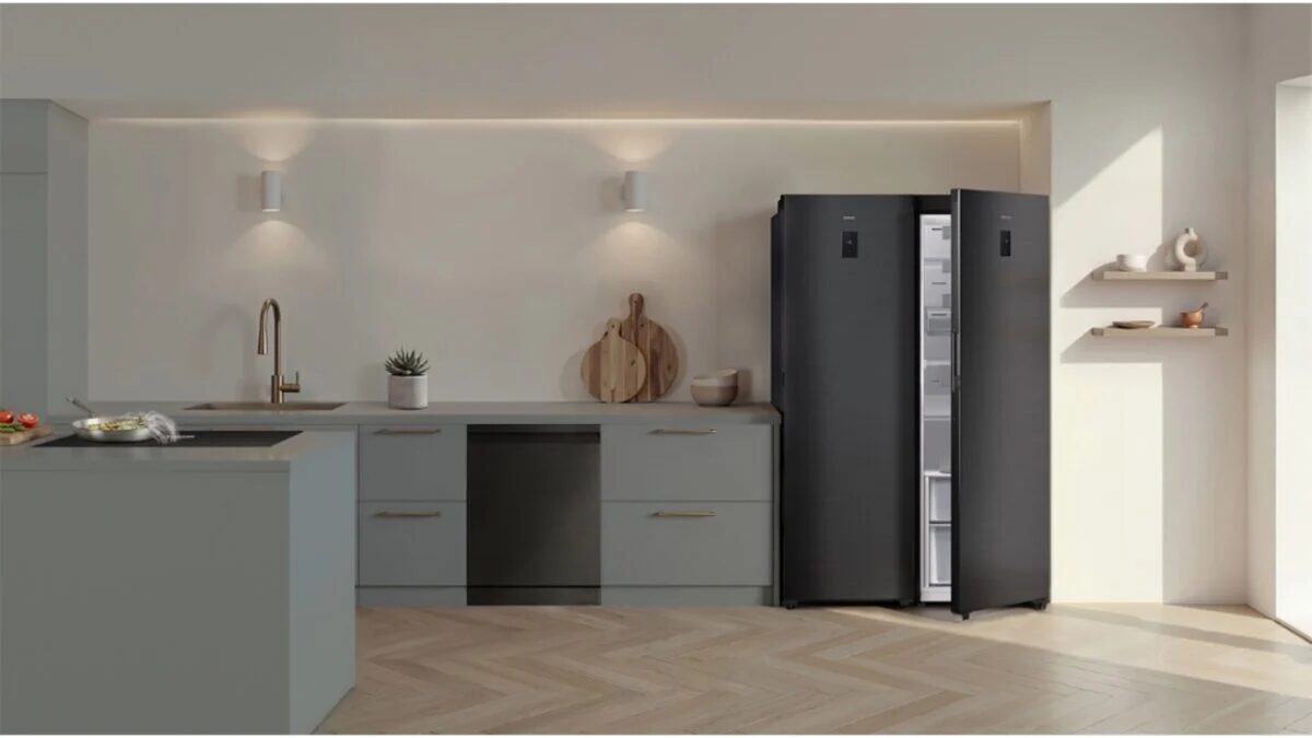 Холодильник Samsung Family Hub с открытыми дверцами