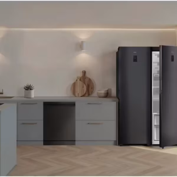 Холодильник Samsung Family Hub с открытыми дверцами
