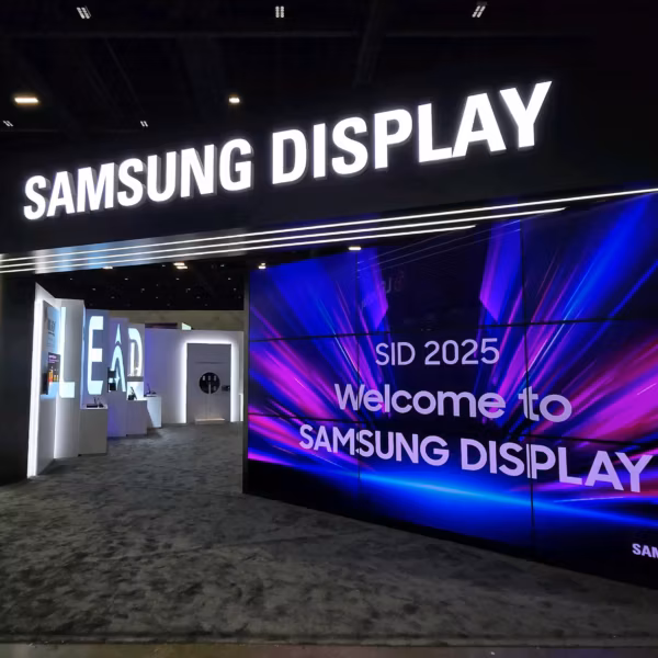 Выставочный стенд Samsung Display с большим экраном