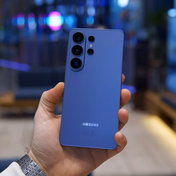 Синий смартфон Samsung Galaxy с четырьмя камерами