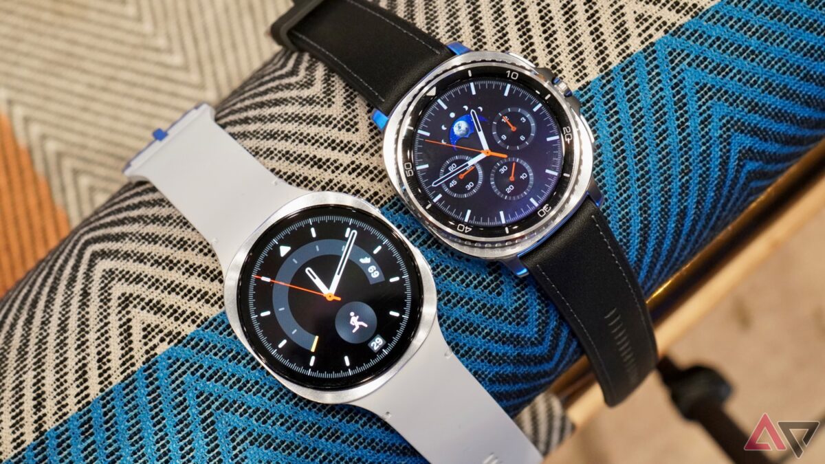 Два умных часа Galaxy Watch с аналоговым и цифровым циферблатом