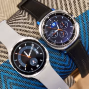 Два умных часа Galaxy Watch с аналоговым и цифровым циферблатом