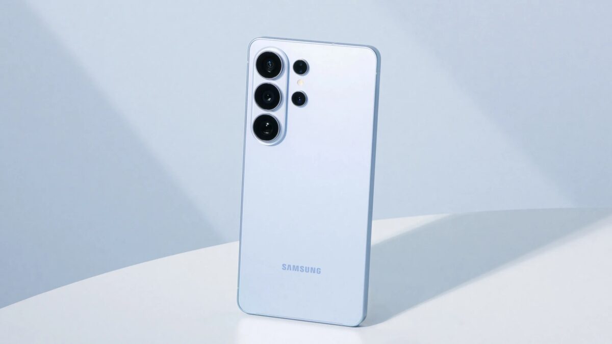 Белый смартфон Samsung Galaxy S27 Pro с четырьмя камерами