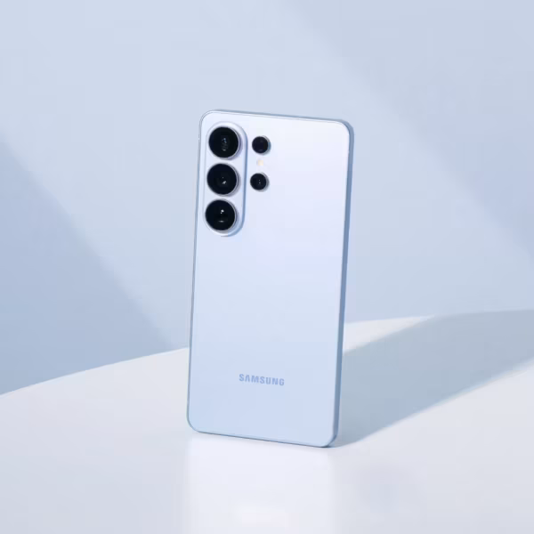 Белый смартфон Samsung Galaxy S27 Pro с четырьмя камерами