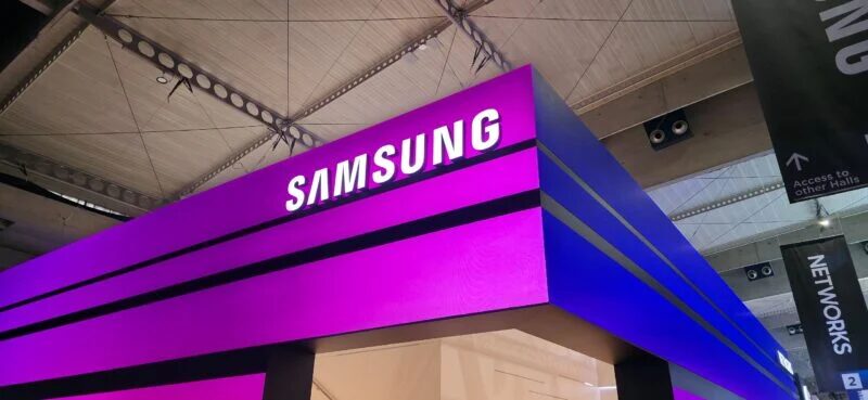 Витрина Samsung с яркой подсветкой холодильников Bespoke AI