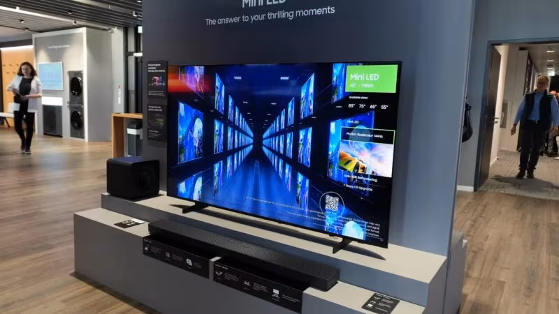 Samsung телевизор с чёрными колонками и дисплеем