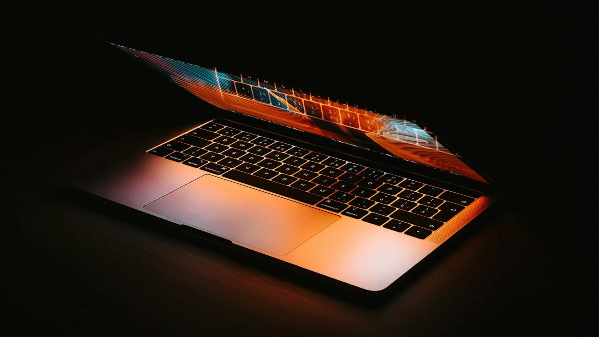 Открытый ноутбук MacBook с OLED экраном