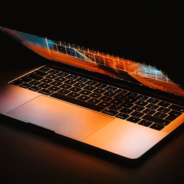Открытый ноутбук MacBook с OLED экраном
