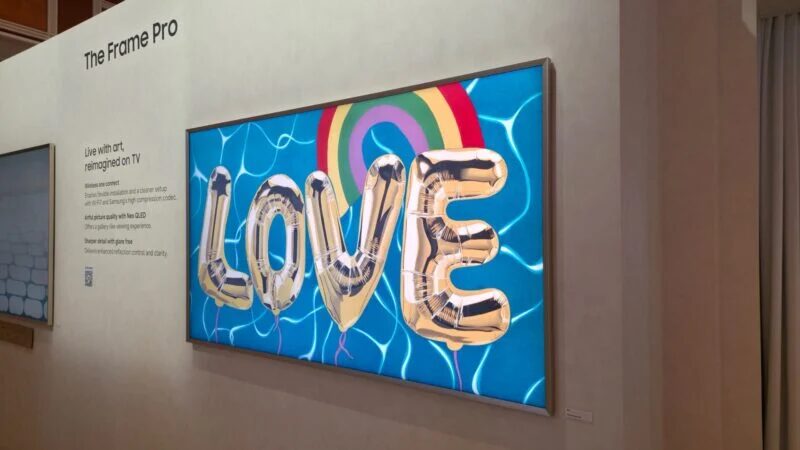 Дисплей Samsung The Frame Pro с надписью LOVE