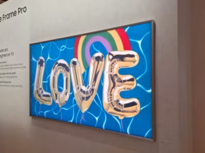 Дисплей Samsung The Frame Pro с надписью LOVE