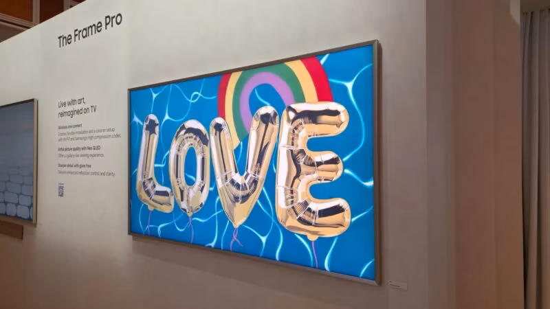 Дисплей Samsung The Frame Pro с надписью LOVE