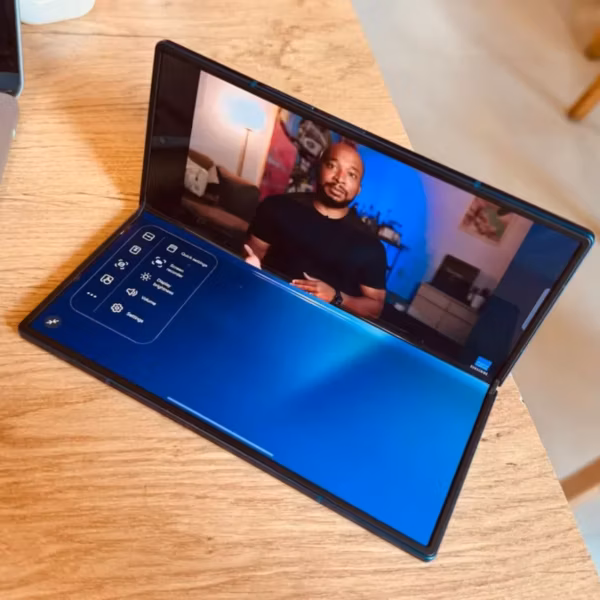 раскладной смартфон Samsung Galaxy Z Fold 7 на столе
