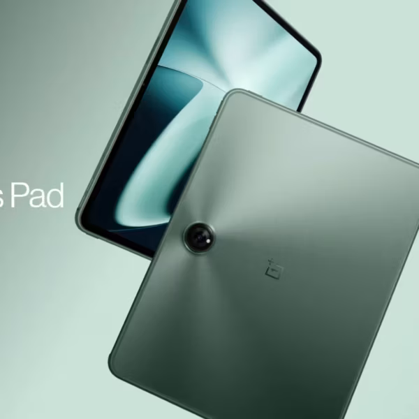 Планшет OnePlus Pad на зеленом фоне