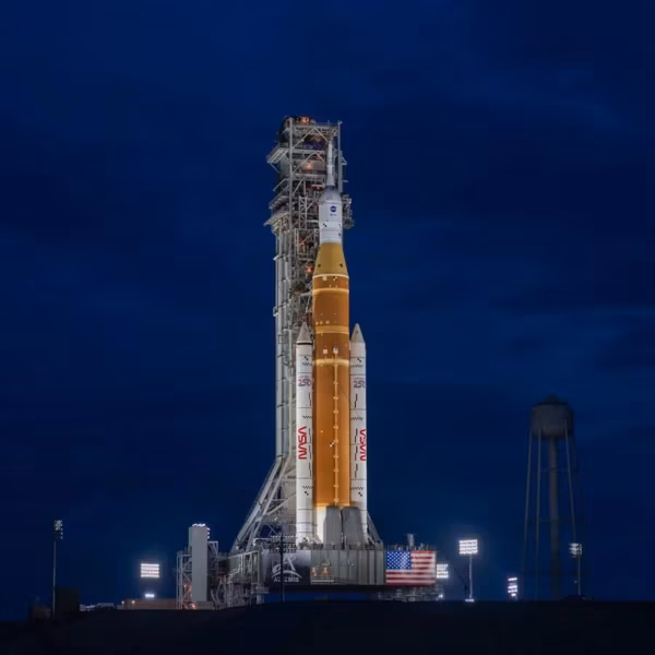 Ракета NASA стоит на космодроме ночью