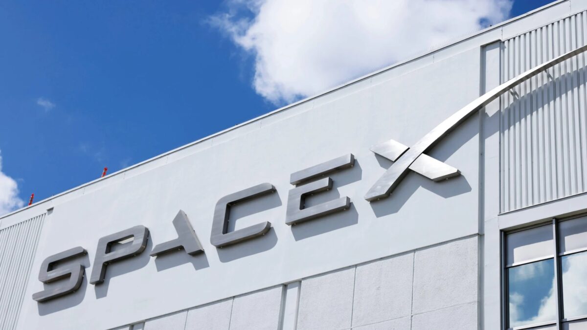 Знак фирмы SpaceX на фасаде здания подготовка к IPO