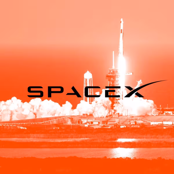 Ракета SpaceX запускается вверх с космического центра