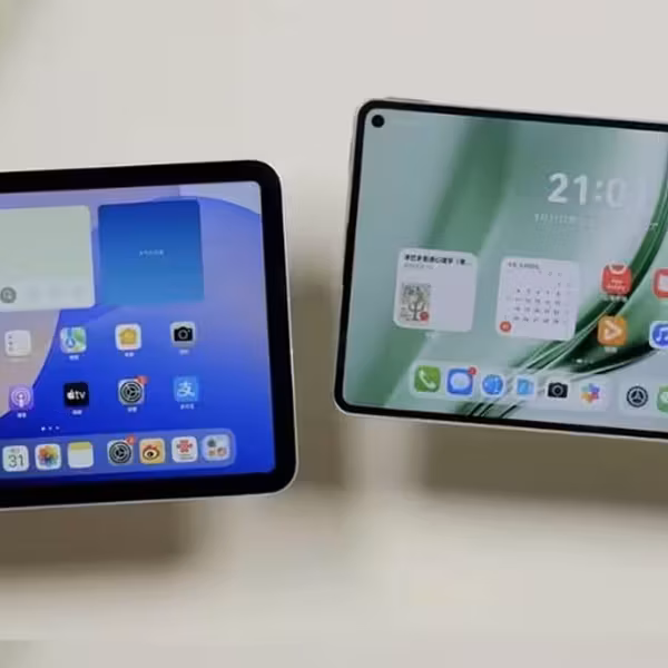 Планшеты Huawei и Apple на белом столе