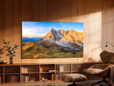 Уютный современный интерьер с креслом и телевизором TCL C8L